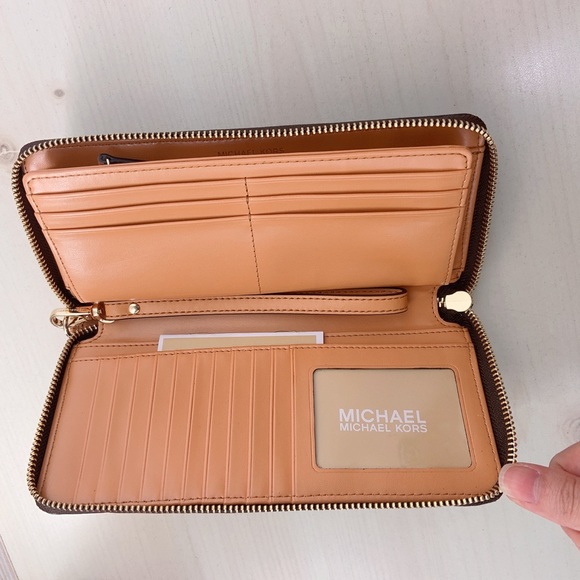 Michael Kors wallet - Picture 12 of 15